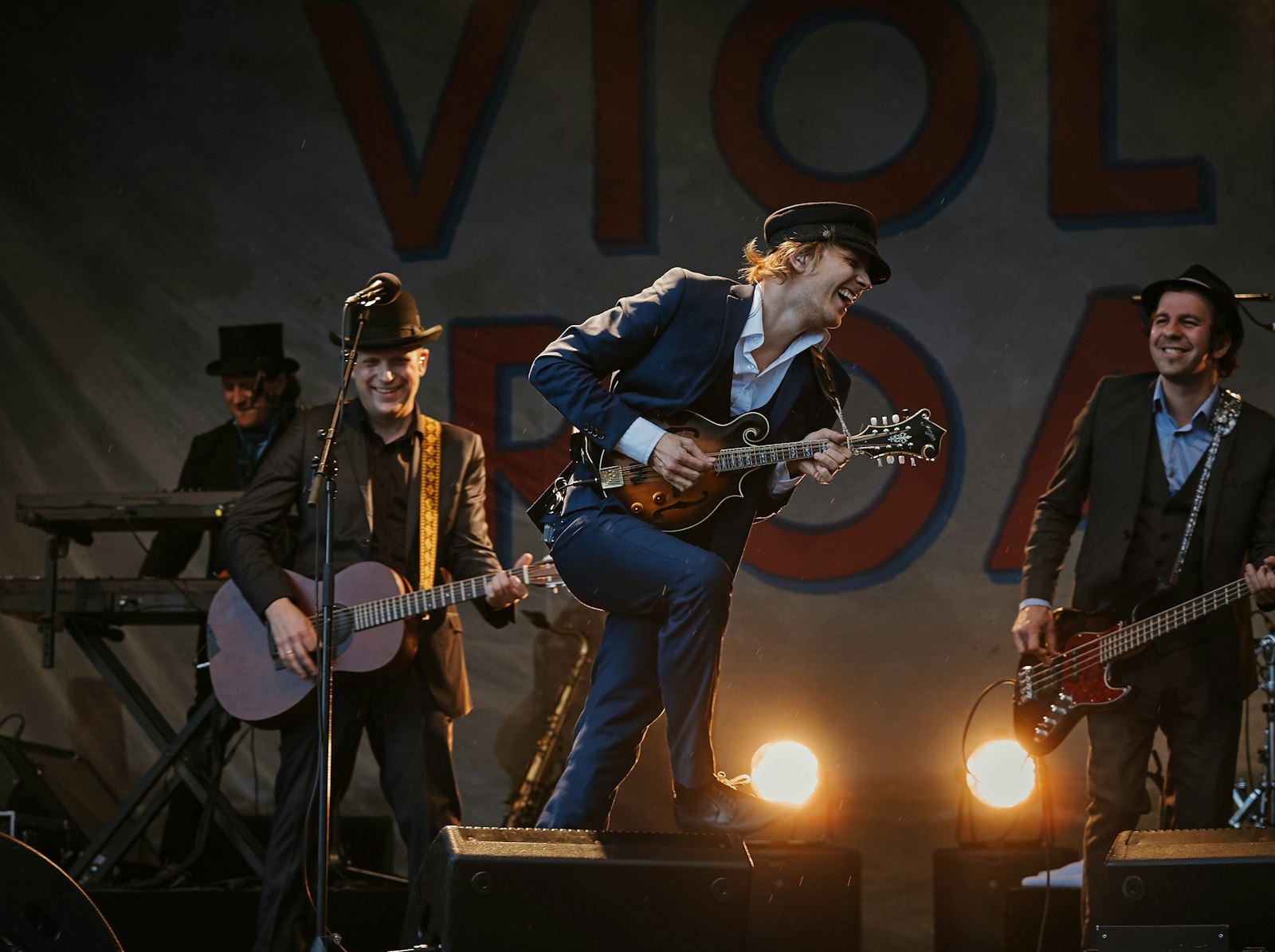 Zangeres op podium met licht (live optreden)