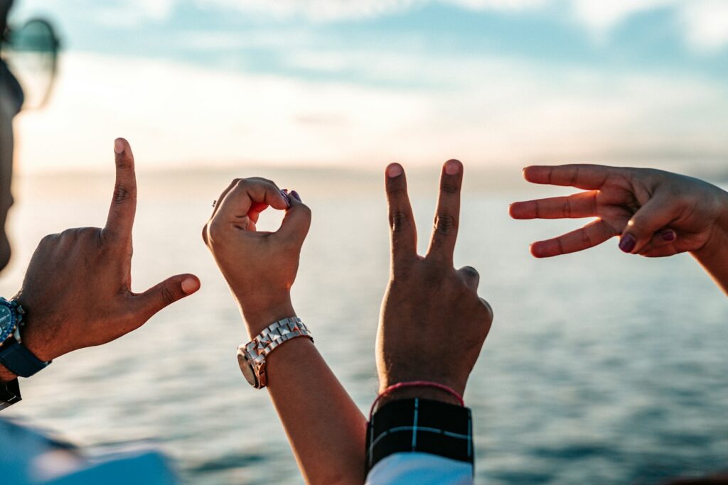 Silhouet van twee mensen met afstand (relatie spanning)