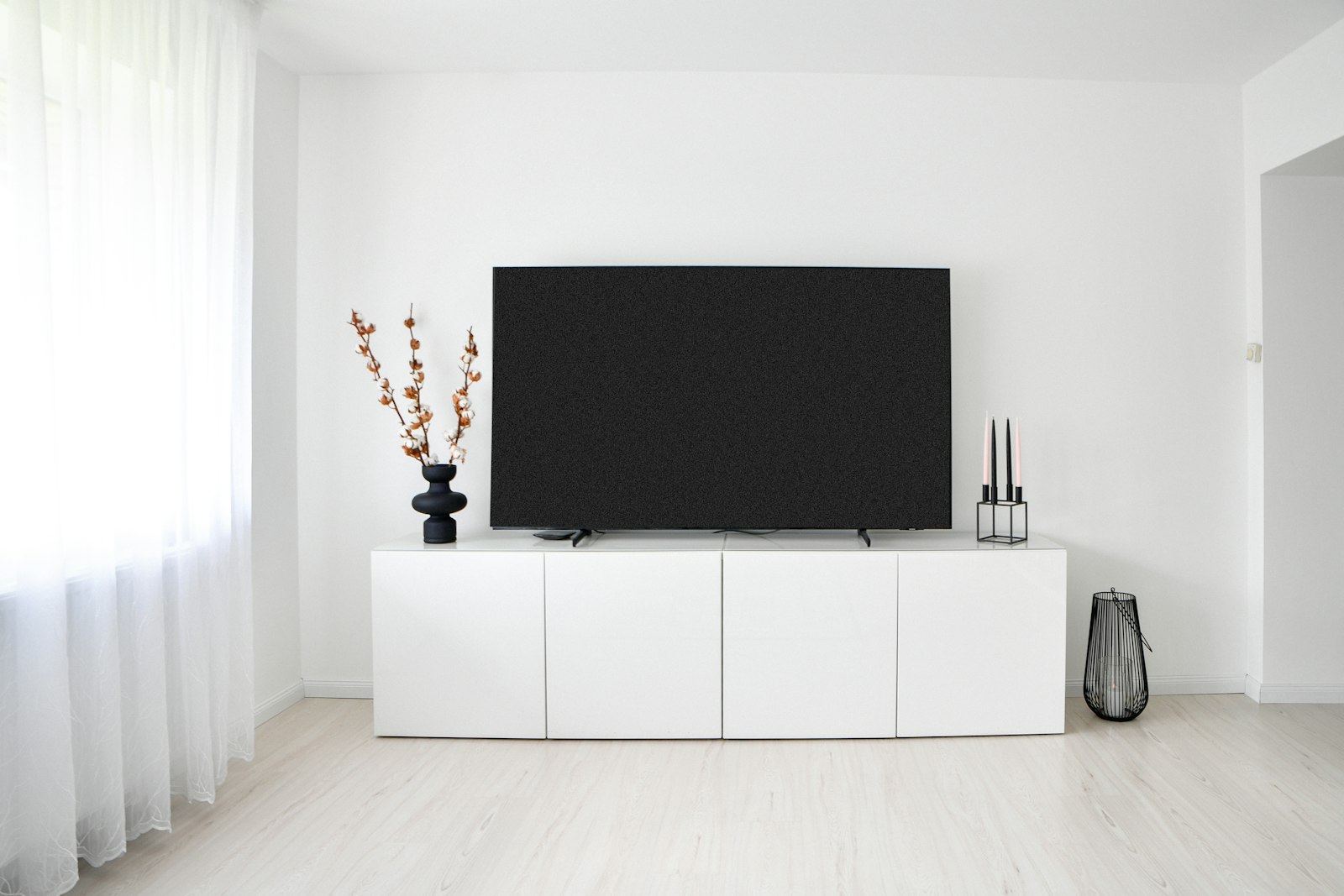 Rustige minimalistische woonkamer met een paar gekozen objecten