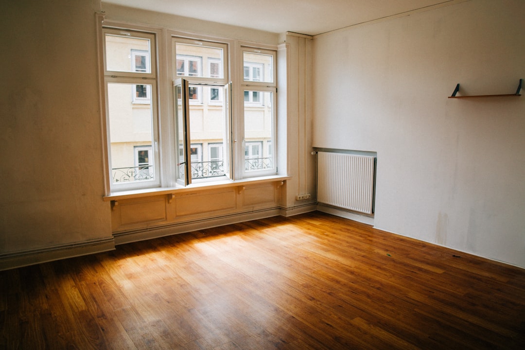Lege kamer met houten vloer en veel daglicht