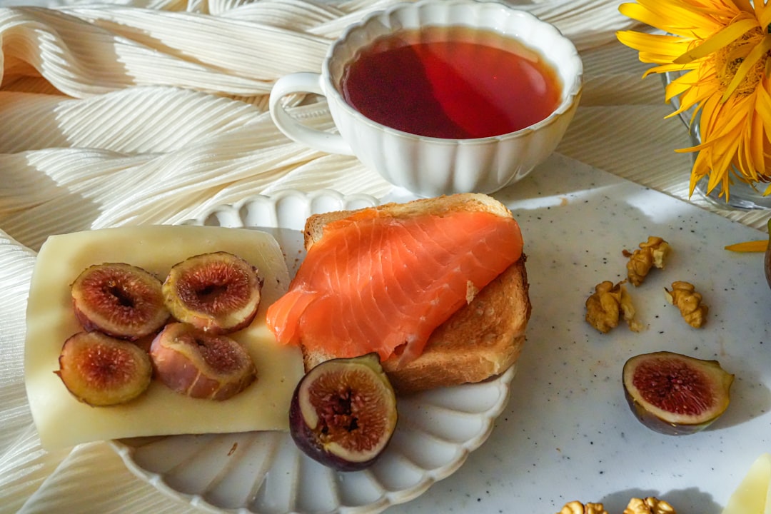 Rustig gedekt weekendontbijt met thee, brood en fruit