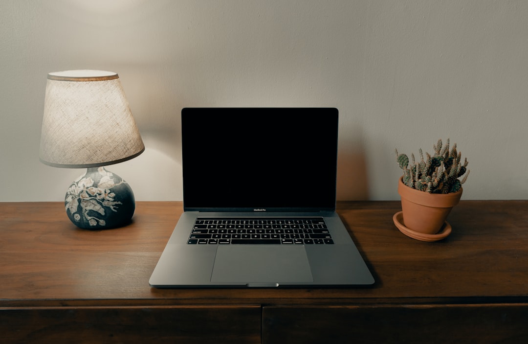 Dichtgeklapte laptop op een houten bureau bij avondlicht