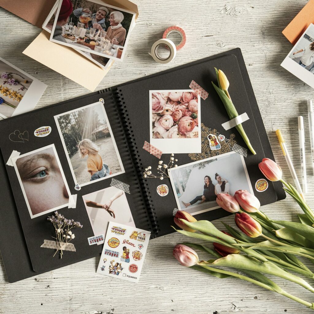 Fotoafdrukken en bloemen bij een fotoalbum