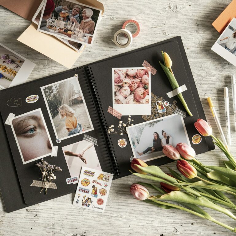 Fotoafdrukken en bloemen bij een fotoalbum