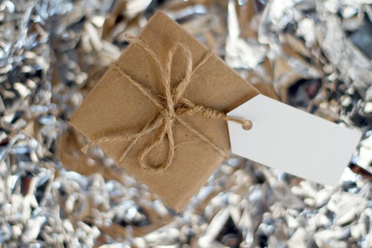 Cadeau in bruin papier met een wit kaartje