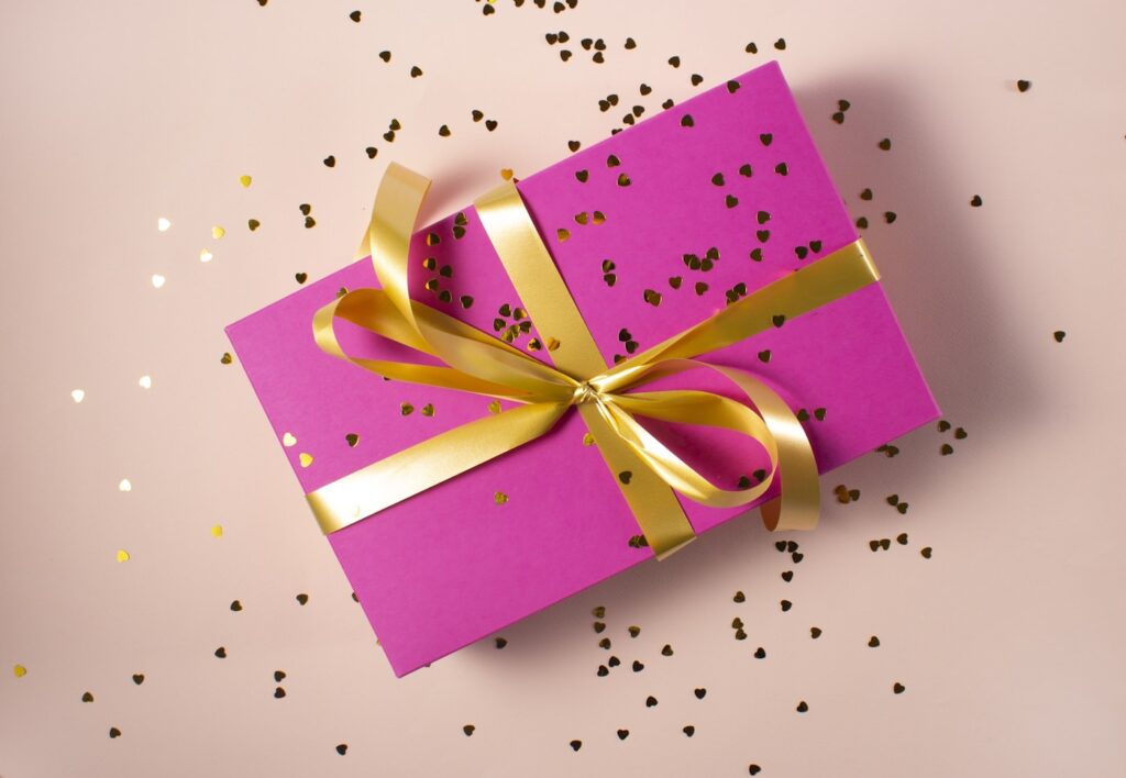 Roze cadeau met een geel lint